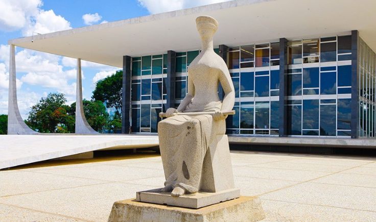 estatua na praça dos três poderes em frente ao stf que represente os privilégios do judiciário