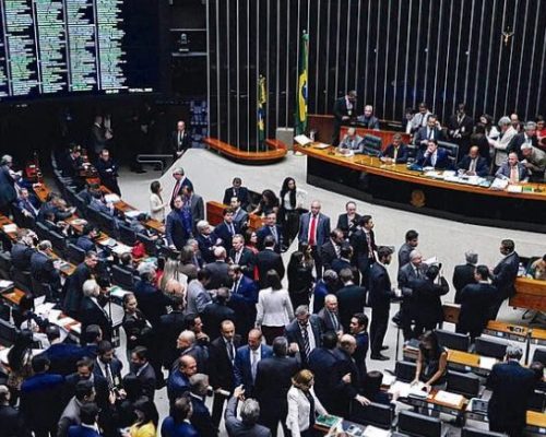 foto camara dos deputados votando o distritão
