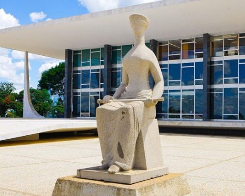 estatua na praça dos três poderes em frente ao stf que represente os privilégios do judiciário